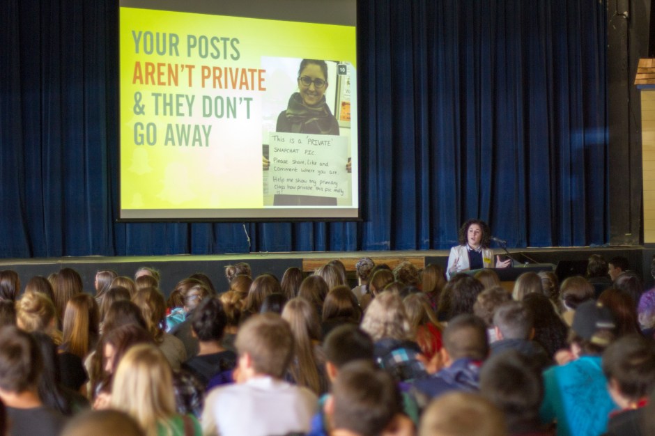 Fatemeh Fakhraie teaching students about social media